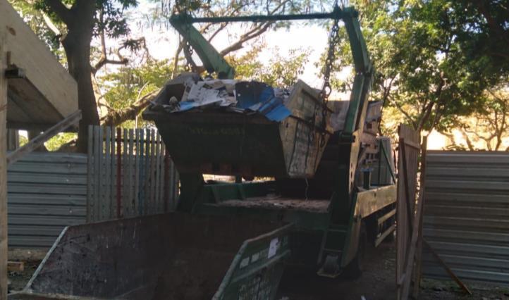 7ª Medição - FOTO 01 RETIRADA DE ENTULHO DE OBRA EM CACAMBA DE ACO COM 5M3 DE CAPACIDADE