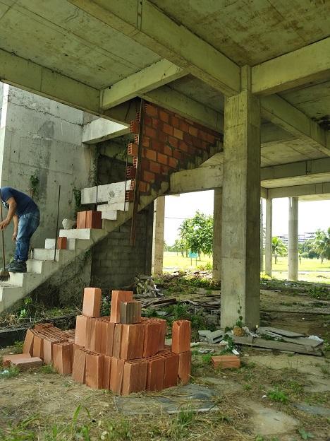 Alvenaria simples de fechamento em trecho triangular sobre a escada - Trecho F3